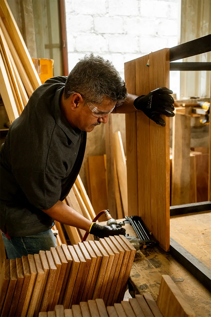 Artesano trabajando el forro de madera de un spa Vitalia